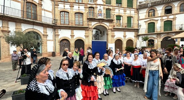 La plaza Ochavada de Archidona acoge el desfile de trajes típicos comarcales confeccionados en los talleres 'Mayores de la Costura'