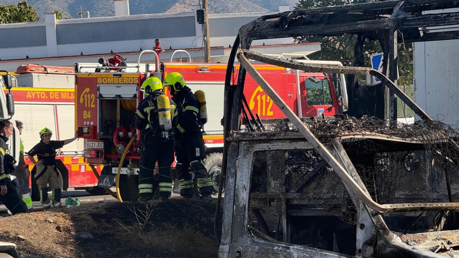 Controlado un incendio que dañó a varios vehículos en una parcela de aparcamiento cercana al recinto ferial de Las Lagunas