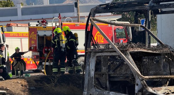 Controlado un incendio que dañó a varios vehículos en una parcela de aparcamiento cercana al recinto ferial de Las Lagunas
