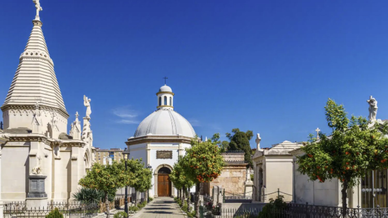 Los cementerios amplían su horario desde mañana para facilitar la visita por el Día de Todos los Santos