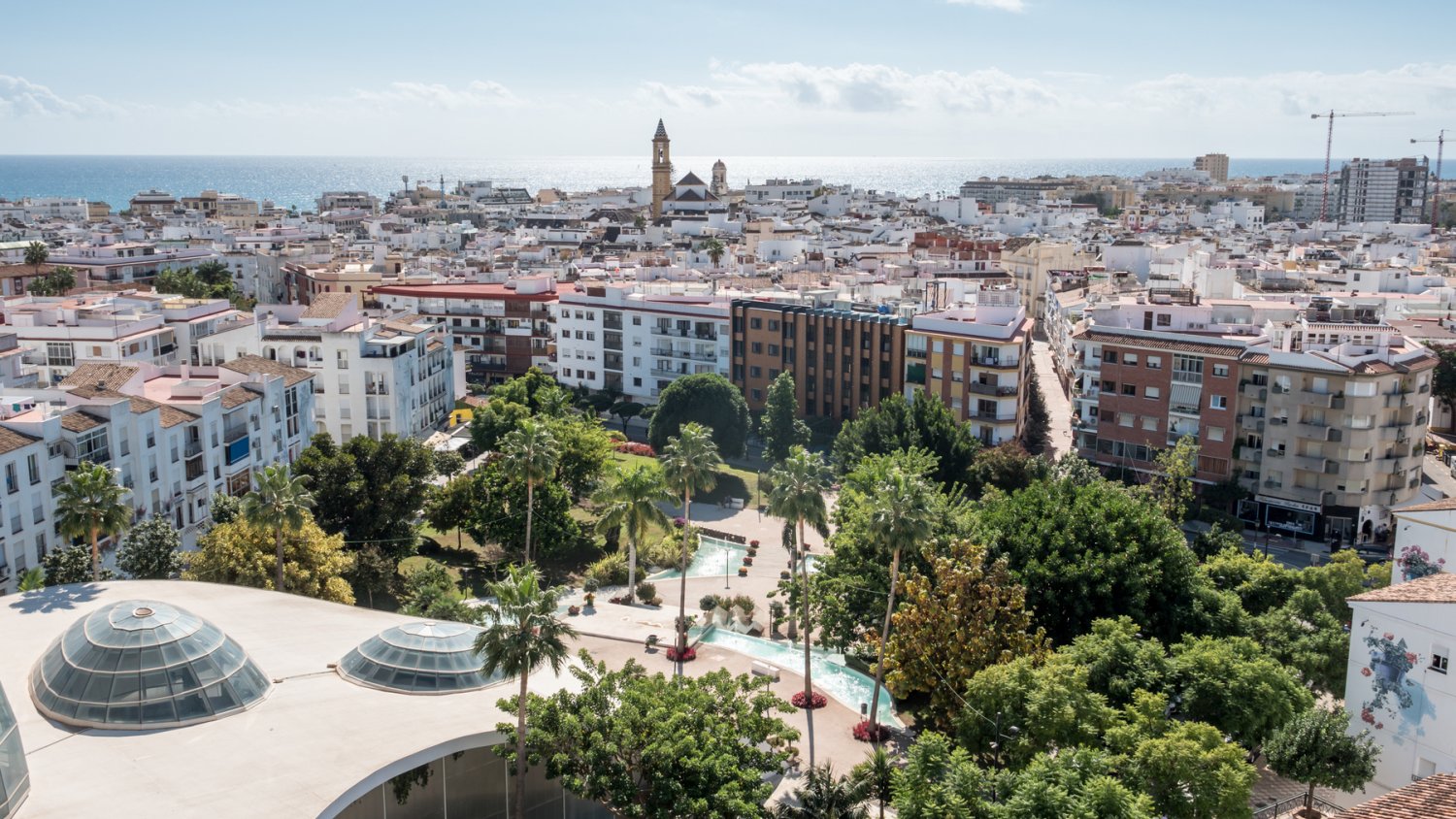El Ayuntamiento de Estepona modernizará con luces LED el alumbrado de seis parques municipales