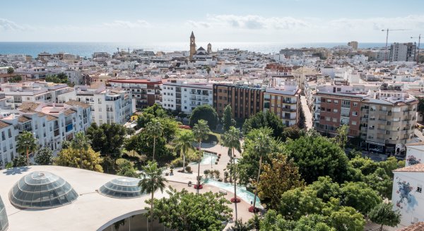 El Ayuntamiento de Estepona modernizará con luces LED el alumbrado de seis parques municipales