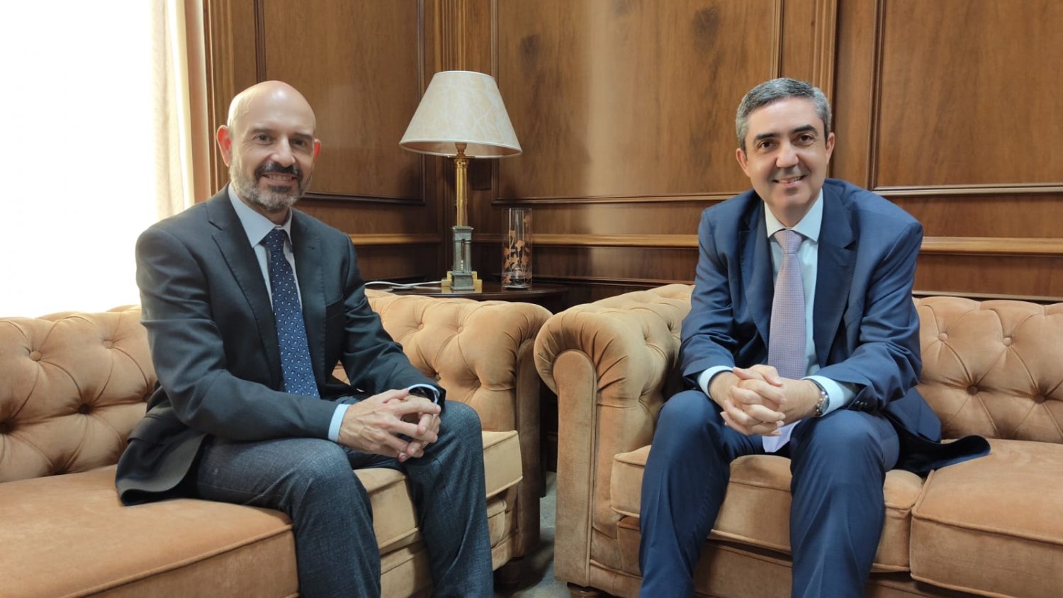 Javier Salas recibe al nuevo delegado de Economía y Hacienda en Málaga