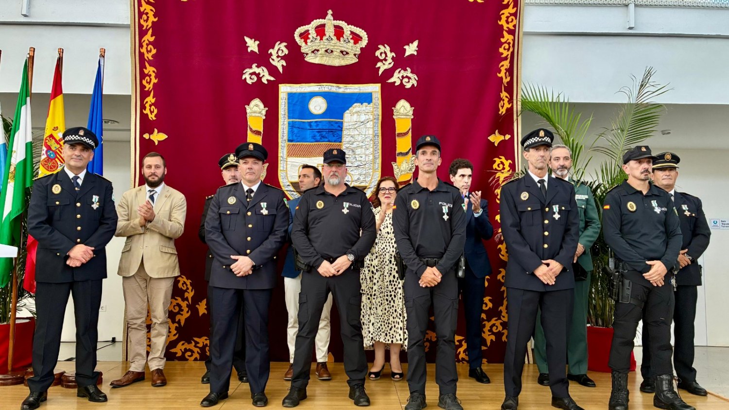La Policía Local de Torremolinos reconoce a casi una veintena de agentes en el acto de celebración de su patrón