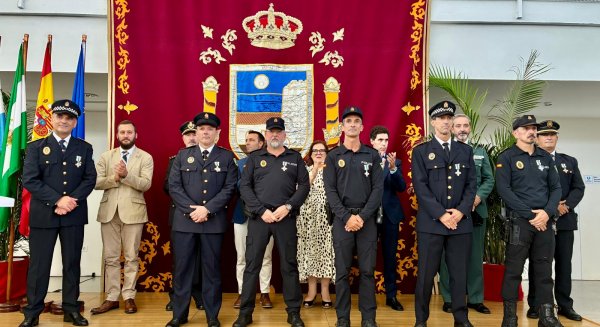 La Policía Local de Torremolinos reconoce a casi una veintena de agentes en el acto de celebración de su patrón