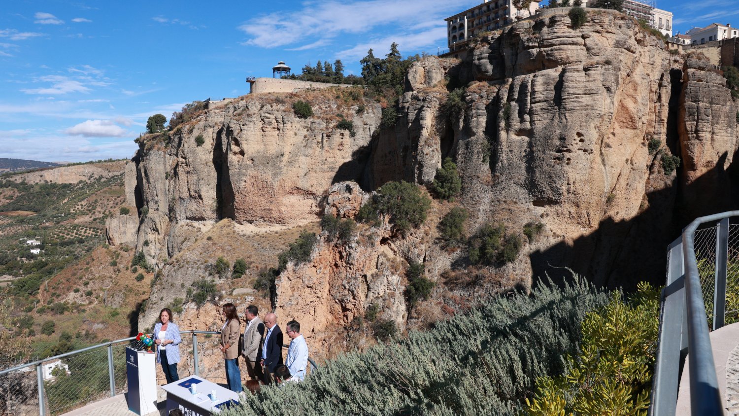 La Junta y el Ayuntamiento de Ronda sellan su colaboración para la gestión del Camino del Desfiladero y la Garganta del Tajo