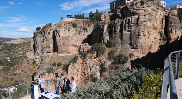 La Junta y el Ayuntamiento de Ronda sellan su colaboración para la gestión del Camino del Desfiladero y la Garganta del Tajo