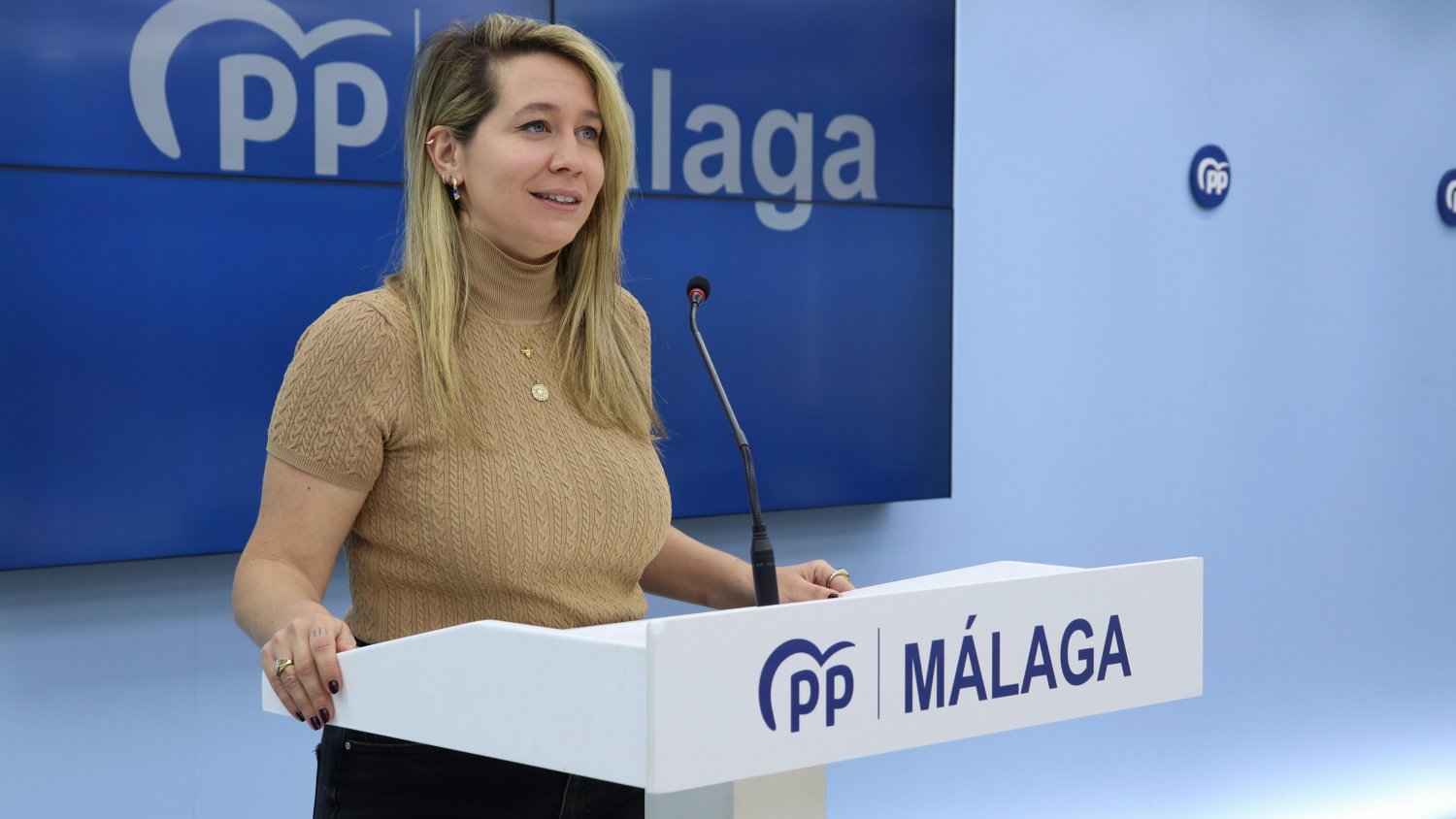 El PP señala que el “gran hito” de Sánchez con la movilidad de Málaga es mantener rotas las escaleras del Cercanías en el aeropuerto desde hace un año