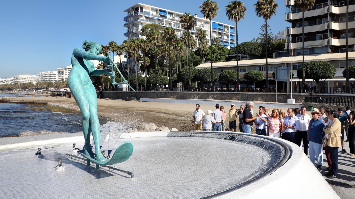 La estatua de La Venus luce en una nueva ubicación en el espigón circular de la playa de El Faro