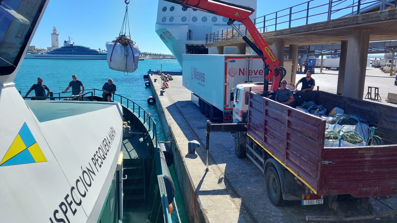 El Servicio de Inspección de Pesca de la Subdelegación del Gobierno en Málaga decomisa 450 alcatruces en 4 líneas