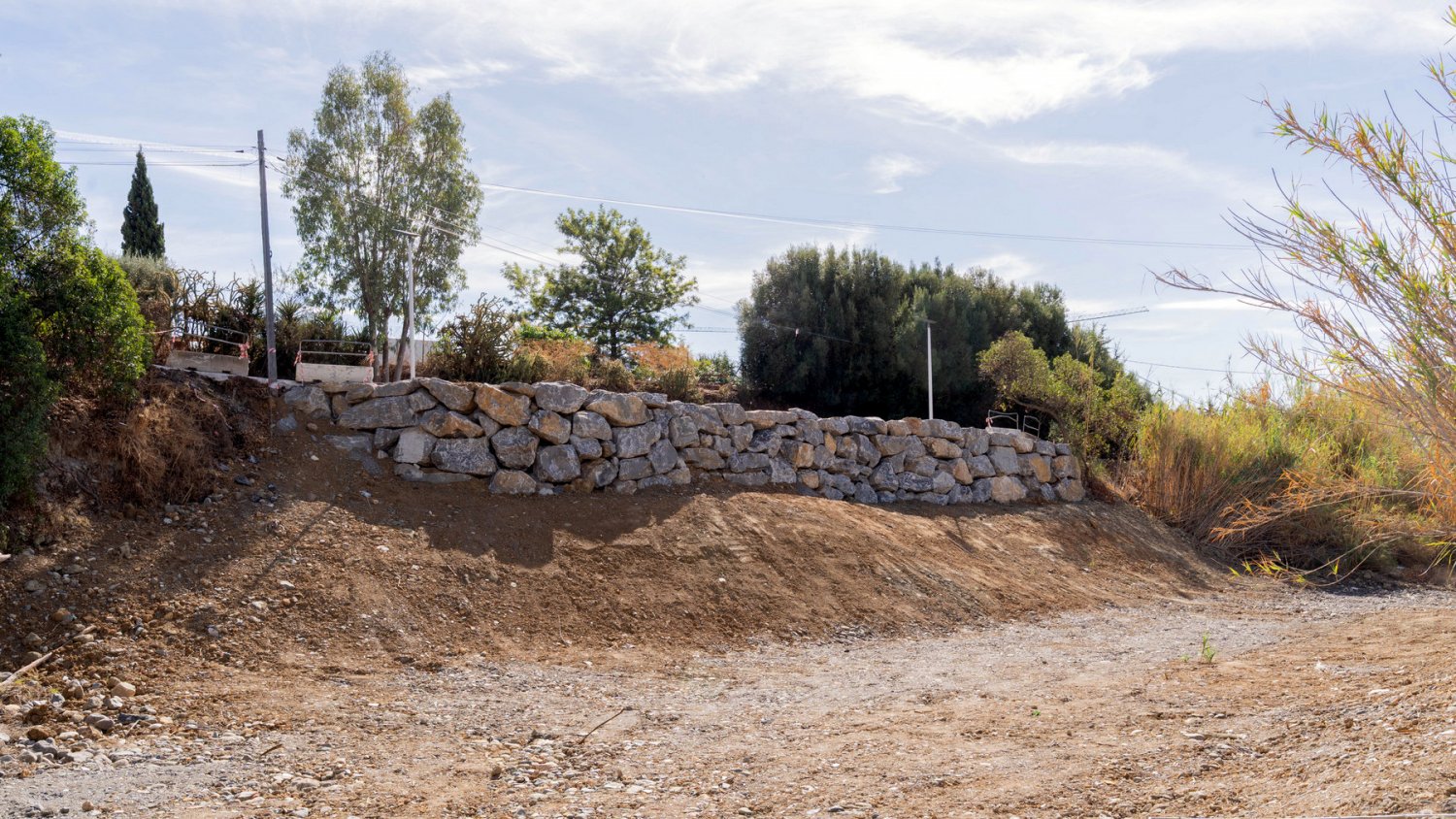 El Ayuntamiento de Estepona finaliza la construcción de un muro de escollera en el camino de La Cala