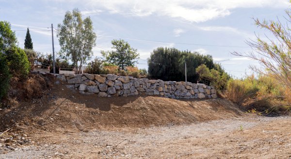 El Ayuntamiento de Estepona finaliza la construcción de un muro de escollera en el camino de La Cala