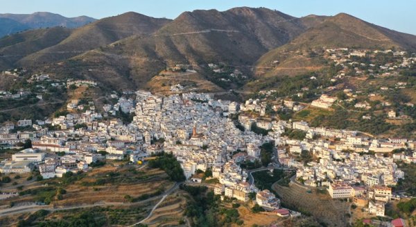 El municipio malagueño Cómpeta representa a Andalucía en una edición especial de 'Juntos brillamos más''