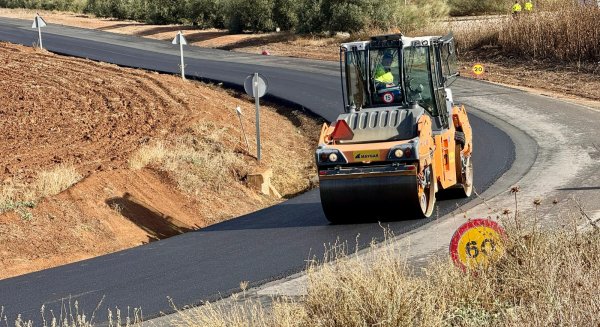 La Diputación invierte 289.000 euros en el asfaltado de la carretera entre el Centro Logístico de Antequera y Cartaojal