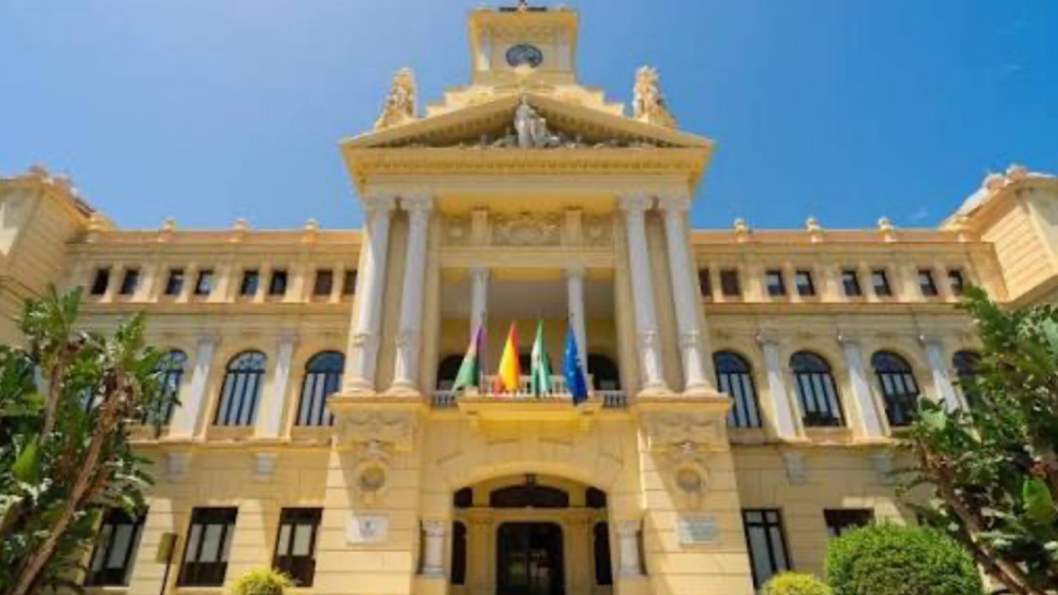 El Ayuntamiento inicia las actuaciones de renovación del acerado en la calle Villanueva de Tapia para mejorar la accesibilidad y la seguridad peatonal