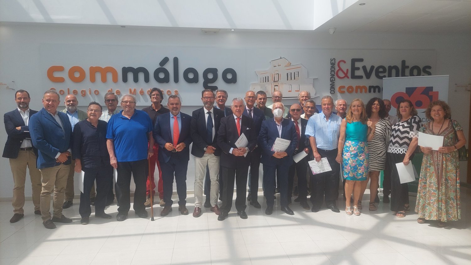 El 061, el Colegio Oficial de Médicos y la Universidad de Málaga reconocen la labor de médicos jubilados durante la pandemia