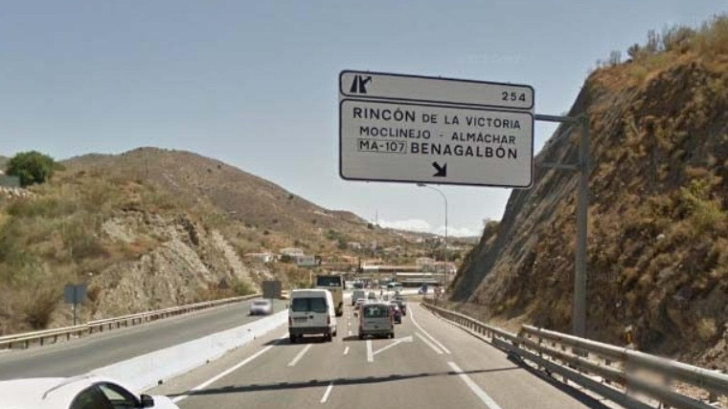 Una avería de camión provoca más de diez kilómetros de retenciones en la A-7 entre Málaga y Rincón de la Victoria