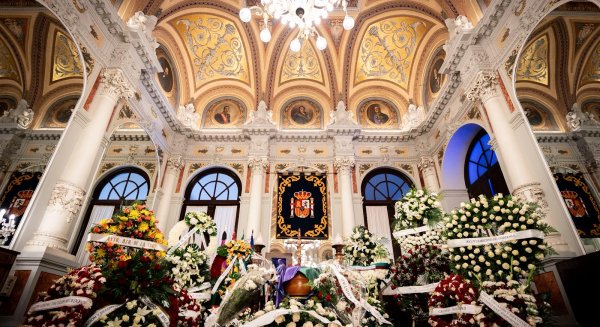 El Salón de los Espejos del Ayuntamiento acogió ayer la capilla ardiente del cantaor Antonio Fernández Díaz 'Fosforito', Medalla de la Ciudad e Hijo Adoptivo