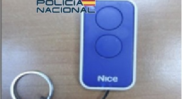 Detenido un varón reincidente por cinco robos en interior de vehículos mediante un mando inhibidor