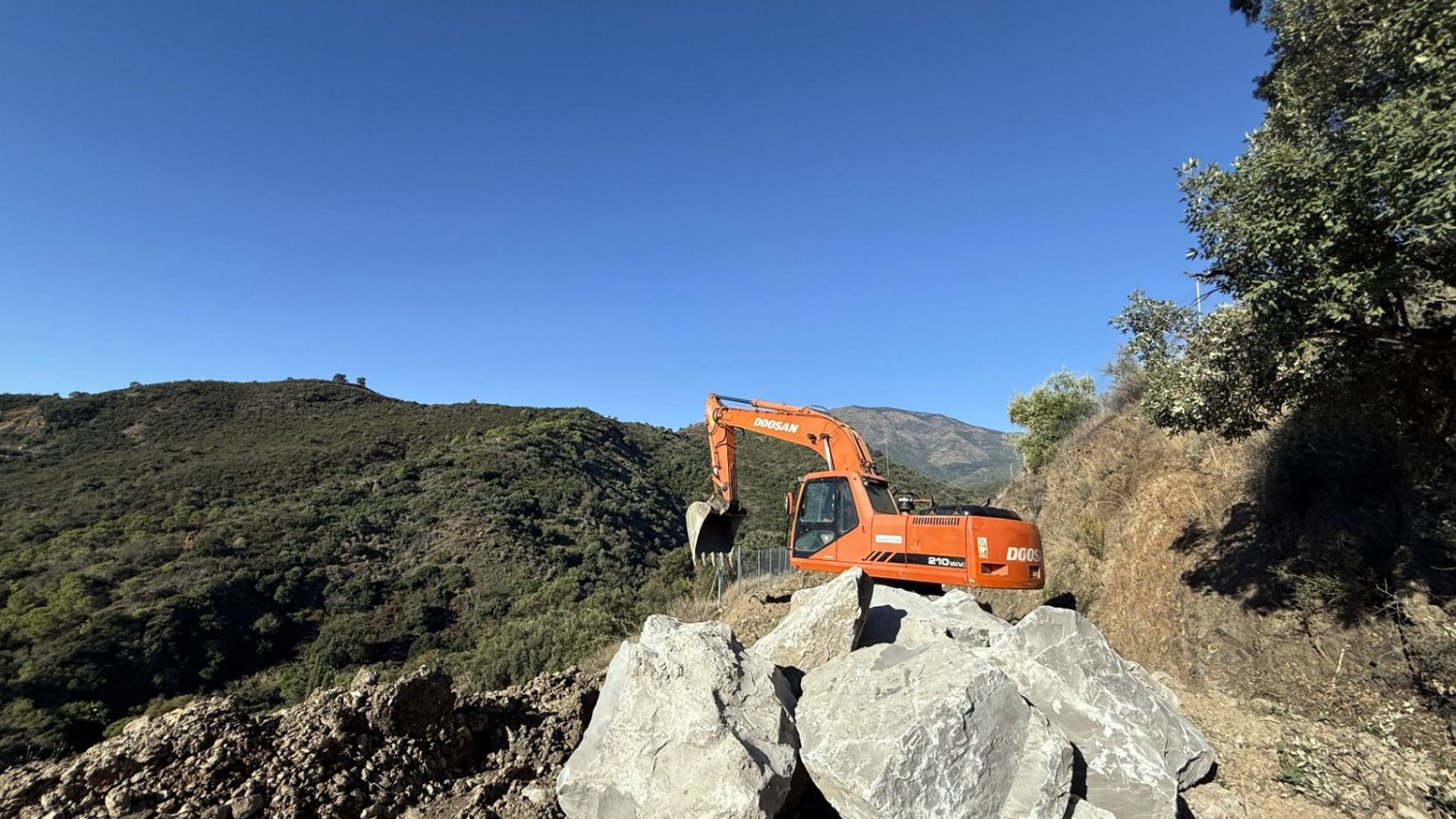 El Ayuntamiento de Estepona inicia obras para mejorar la seguridad en otros dos caminos rurales