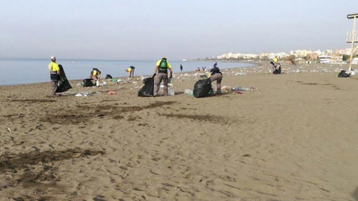 Limasam recoge 20 toneladas de basura en las playas tras las fiestas de San Juan