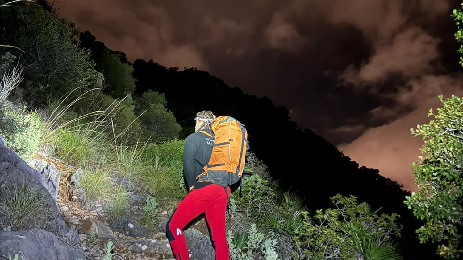 Bomberos de Marbella rescatan a tres senderistas belgas atrapados en una zona escarpada del paraje de Monchalbán