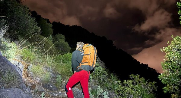 Bomberos de Marbella rescatan a tres senderistas belgas atrapados en una zona escarpada del paraje de Monchalbán