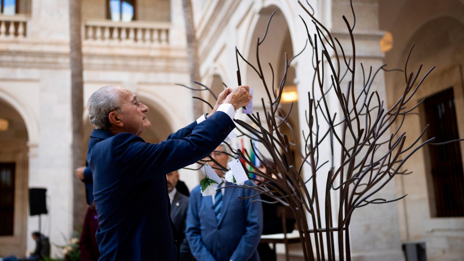 Ronda conmemora el 25 N con un emotivo acto que ha recordado a las mujeres asesinadas por sus parejas o ex parejas