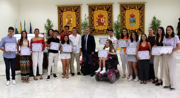 Estepona reconoce a los 16 mejores alumnos de Bachillerato en los IX Premios a la Excelencia Educativa