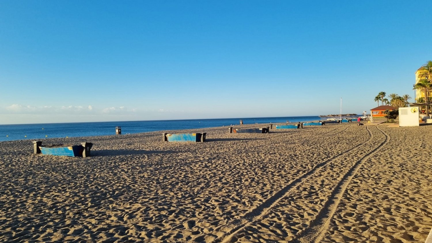 Las playas de Fuengirola, en perfecto estado desde primera hora de la mañana tras la Noche de San Juan