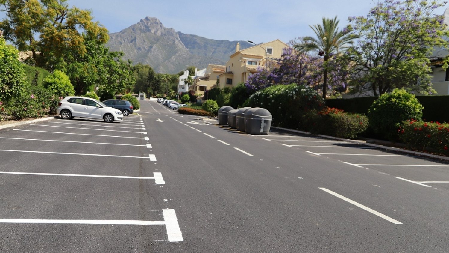 Marbella acondiciona el asfalto y renueva la señalización en las calles Cornalina, Calomela y Estena de Nagüeles