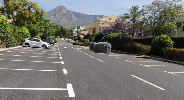 Marbella acondiciona el asfalto y renueva la señalización en las calles Cornalina, Calomela y Estena de Nagüeles