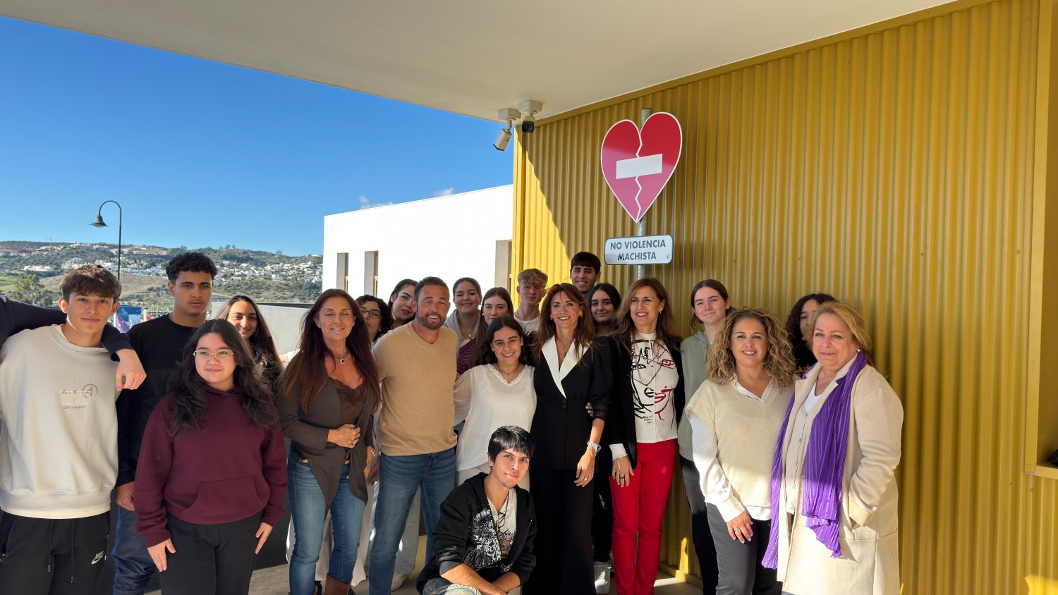 Mijas estrena una señal contra la violencia de género en el IES Ana Carmona para concienciar a los jóvenes