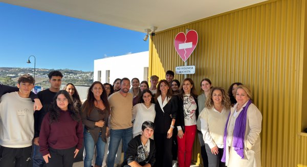 Mijas estrena una señal contra la violencia de género en el IES Ana Carmona para concienciar a los jóvenes