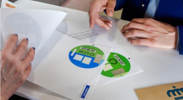 Correos facilita la adquisición de distintivos ambientales de la DGT para acceder a la Zona de Bajas Emisiones de Málaga