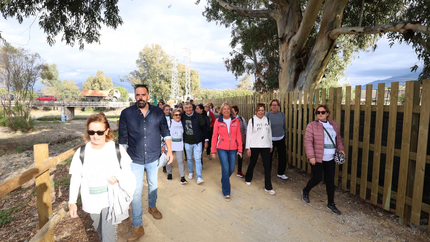 El Ayuntamiento de Marbella inaugura junto a vecinos y colectivos educativos el nuevo paseo fluvial del Río Guadaiza