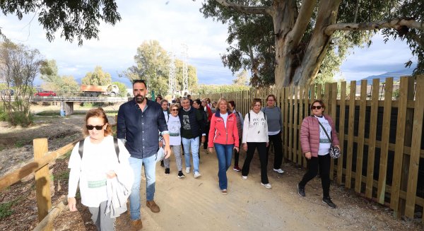 El Ayuntamiento de Marbella inaugura junto a vecinos y colectivos educativos el nuevo paseo fluvial del Río Guadaiza
