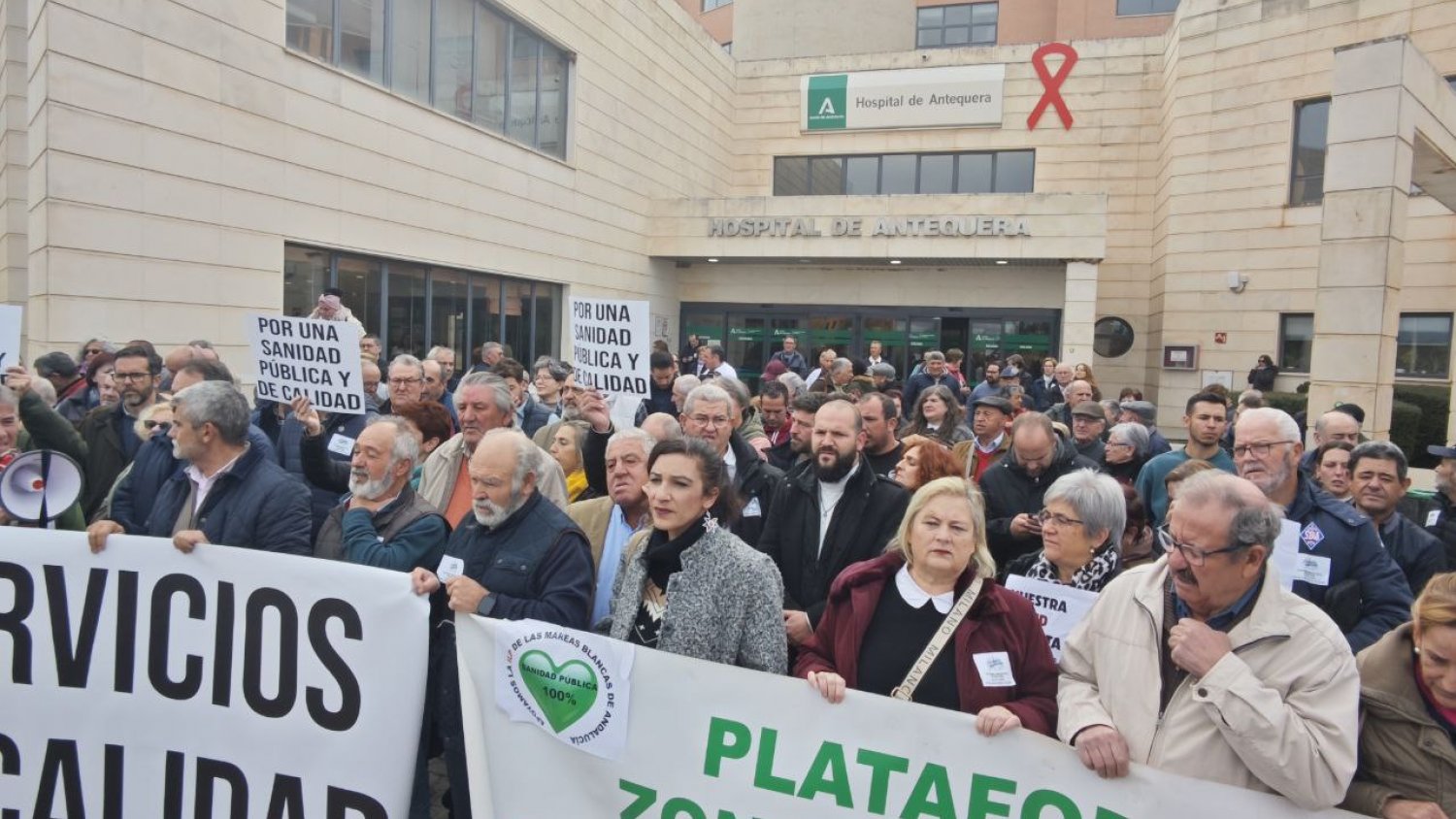 Izquierda Unida de Antequera se moviliza en el hospital comarcal para exigir a la Junta una sanidad pública y de calidad