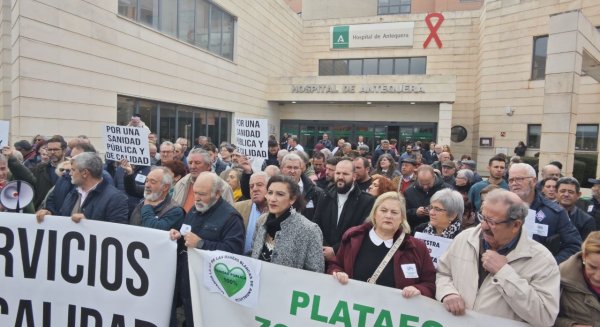 Izquierda Unida de Antequera se moviliza en el hospital comarcal para exigir a la Junta una sanidad pública y de calidad