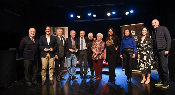 Luis Alberto de Cuenca recibe en Rincón de la Victoria el II Premio Antorcha de Honor a la Trayectoria Poética