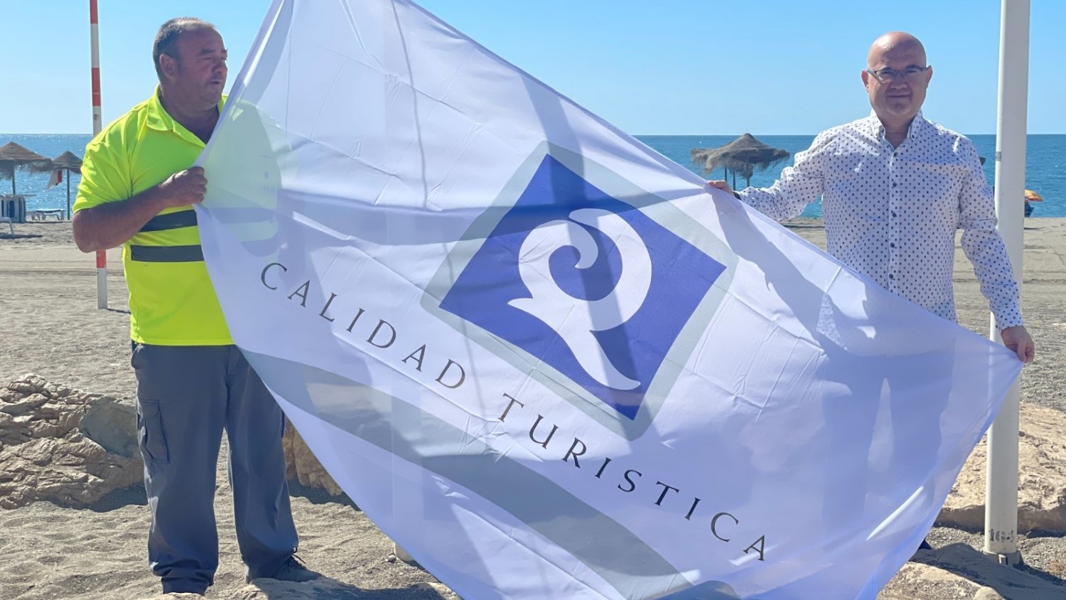 Las banderas 'Q de Calidad' y 'Safe Tourism' ya ondean en las playas de Torre del Mar, Benajarafe y La Caleta de Vélez