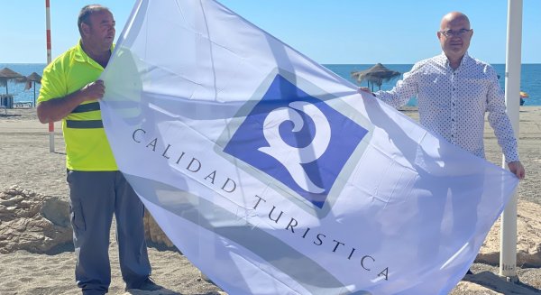 Las banderas 'Q de Calidad' y 'Safe Tourism' ya ondean en las playas de Torre del Mar, Benajarafe y La Caleta de Vélez