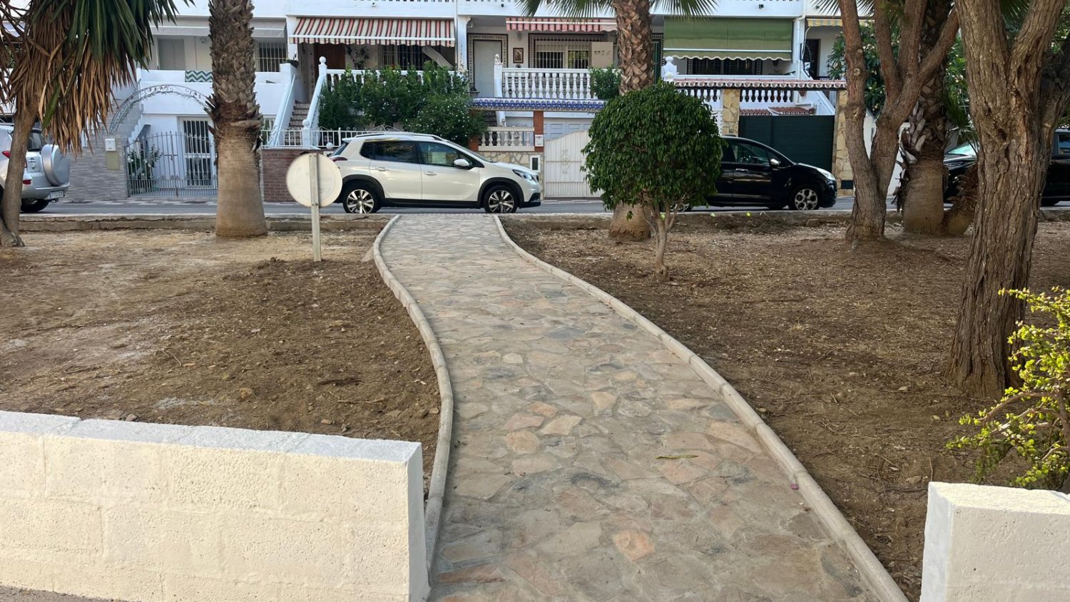 El Ayuntamiento de Rincón de la Victoria mejora la movilidad entre urbanizaciones en el centro urbano de La Cala del Moral 