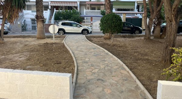 El Ayuntamiento de Rincón de la Victoria mejora la movilidad entre urbanizaciones en el centro urbano de La Cala del Moral 