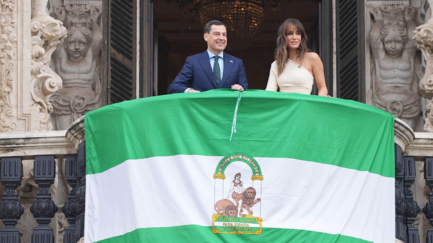 Moreno reivindica el valor de la Bandera de Andalucía como símbolo de solidaridad y unión entre la sociedad