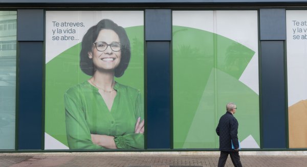 Unicaja premia con 50 euros la recomendación de nuevos clientes y permite donar el incentivo a ocho ONG