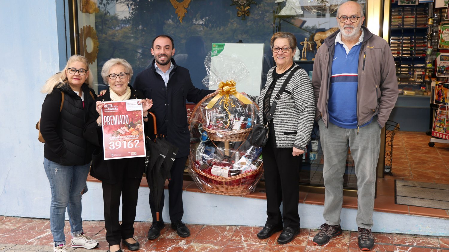 El Ayuntamiento de Marbella y Las Albarizas se unen para apoyar el comercio local con el sorteo de su Cesta de Navidad