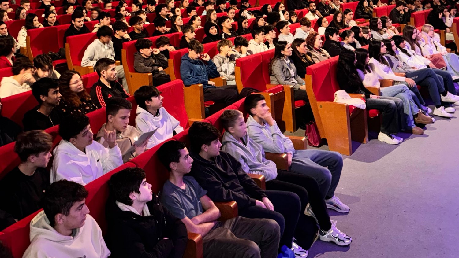 La alcaldesa de Mijas preside una charla a institutos sobre igualdad y sexualidad sana entre los más jóvenes