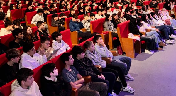 La alcaldesa de Mijas preside una charla a institutos sobre igualdad y sexualidad sana entre los más jóvenes