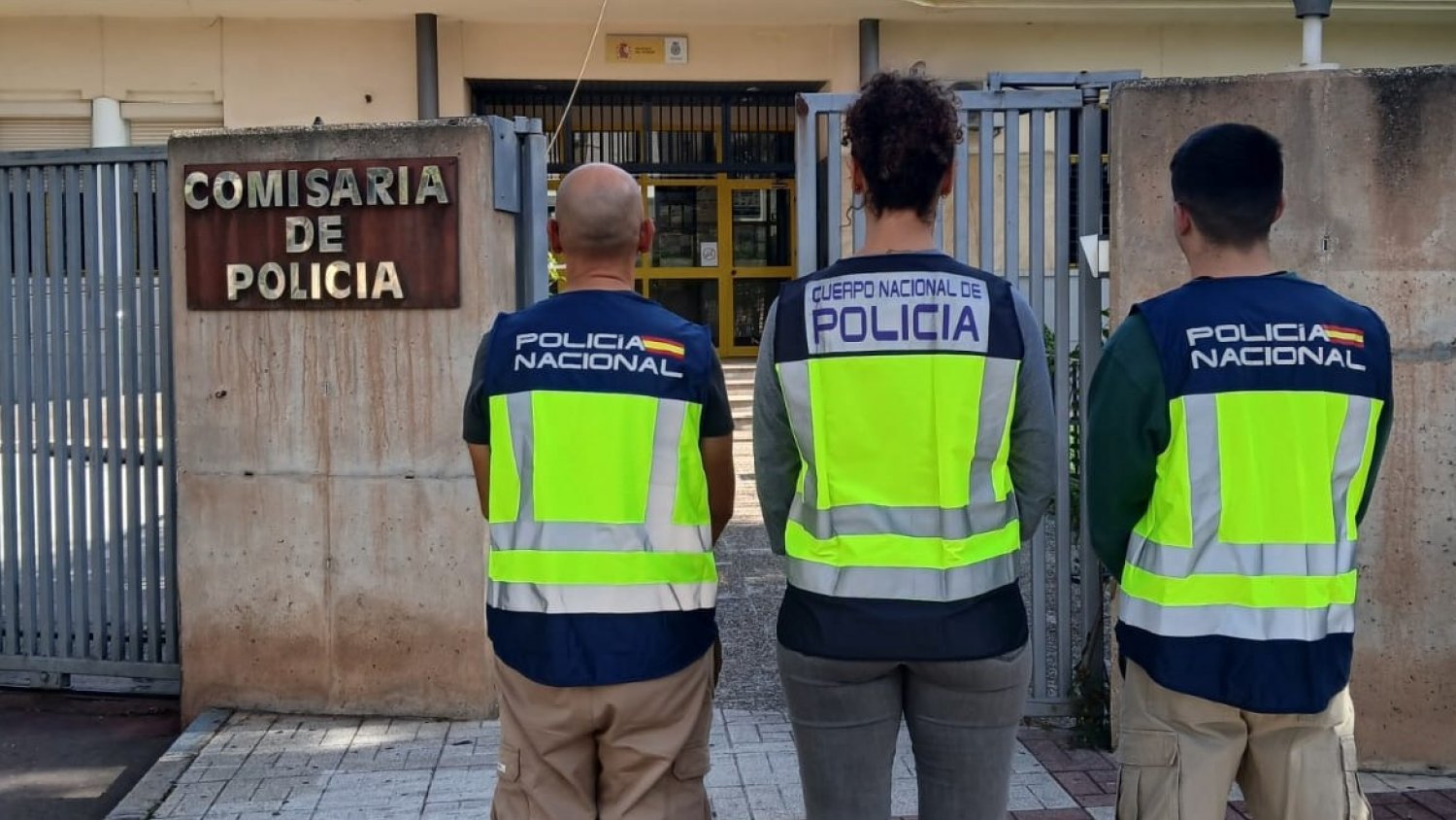 Agentes de la Policía Nacional salvan la vida a un hombre que sufrió una parada cardiorrespiratoria en plena calle de Málaga